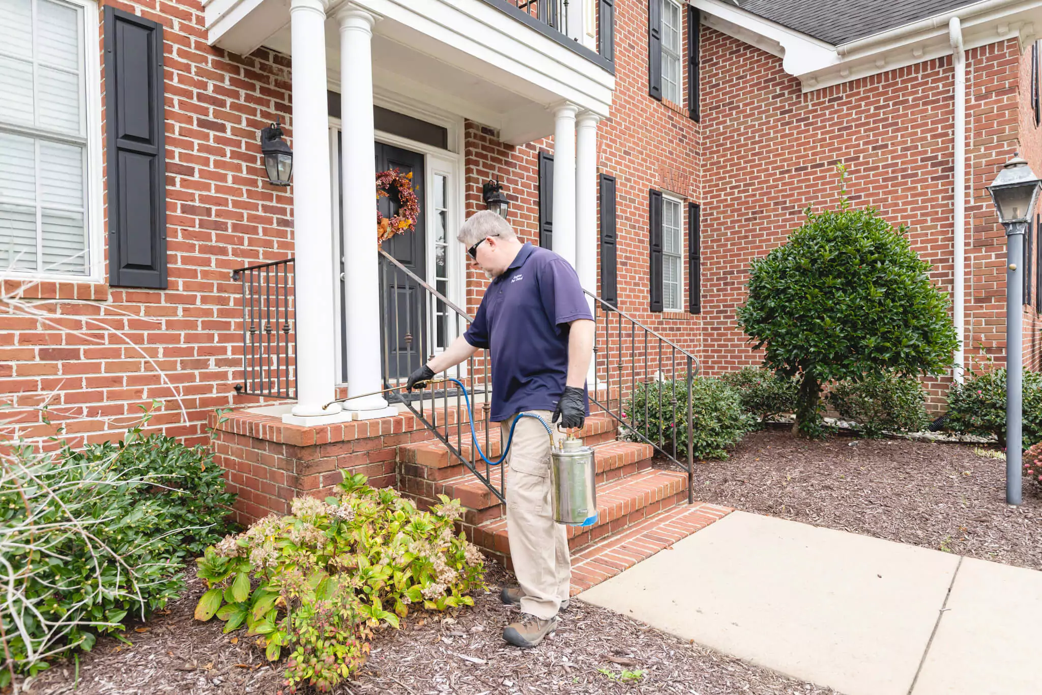 pest-control-worker-673b8c77cc475